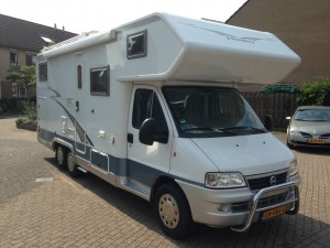 Prachtige hobby 725 met mogelijkheid tot 6 slaapplaatsen. Mooie ruime Hobby camper met achter de bestuurders en bijrijders stoelen een ruime rondzit met ruimte voor 8 personen. 32.500